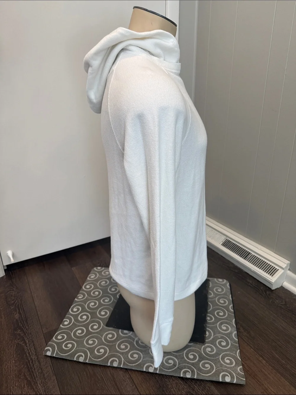 E Banana Republic Men’s Small White Hooded Knit Top